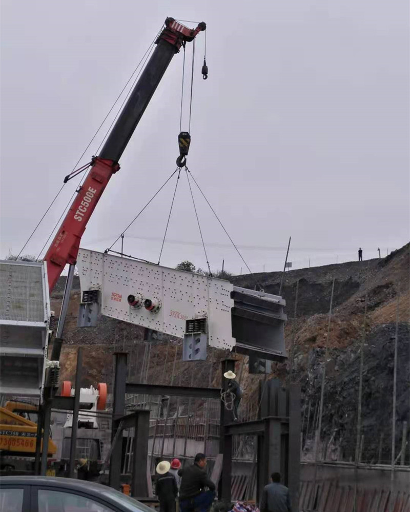 三層礦山振動篩吊裝現場