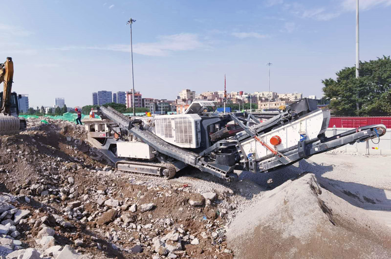 國內移動建筑垃圾粉碎車現場