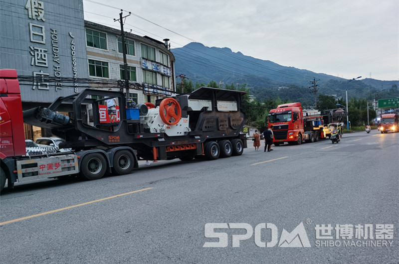 粗骨料移動顎式破碎機發貨上路